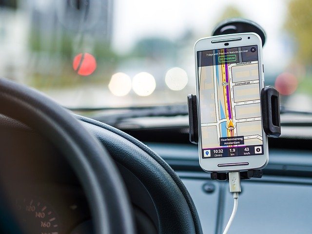פלאפון מונח בתוך רכב עם מדריך נסיעה 