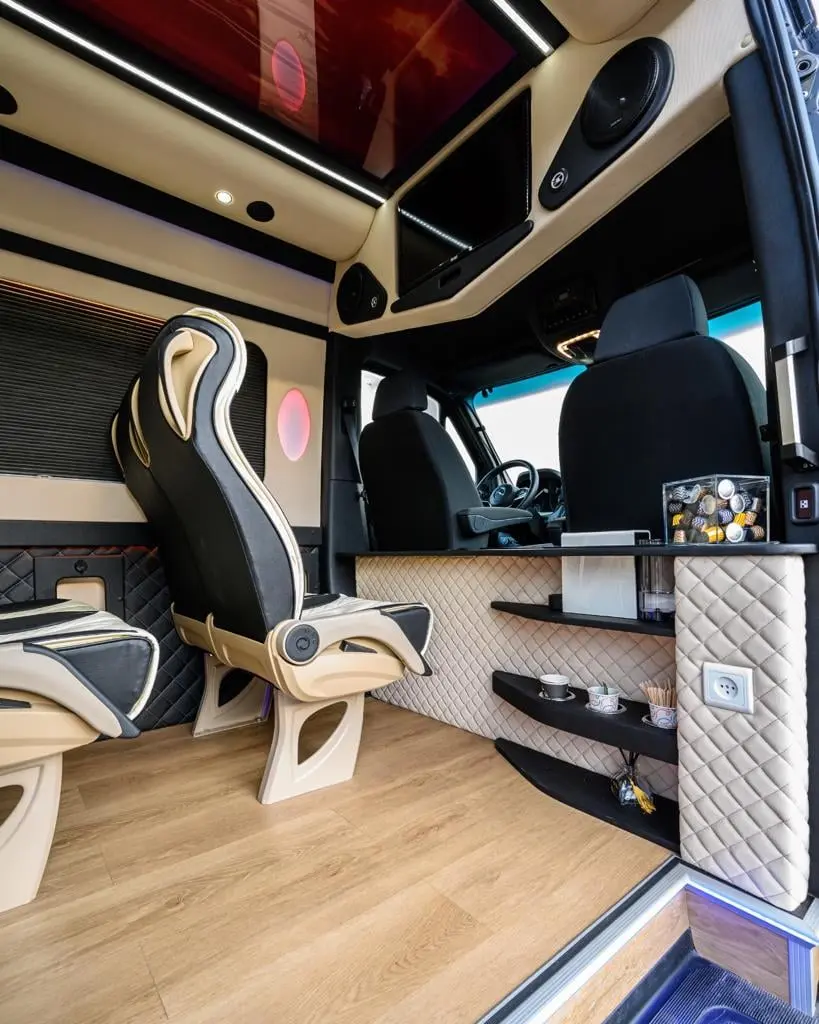 פנים מיניבוס יוקרתי עם מכונת אספרסו עבור הנוסעים פנים מיניבוס יוקרתי עם מכונת אספרסו עבור הנוסעים