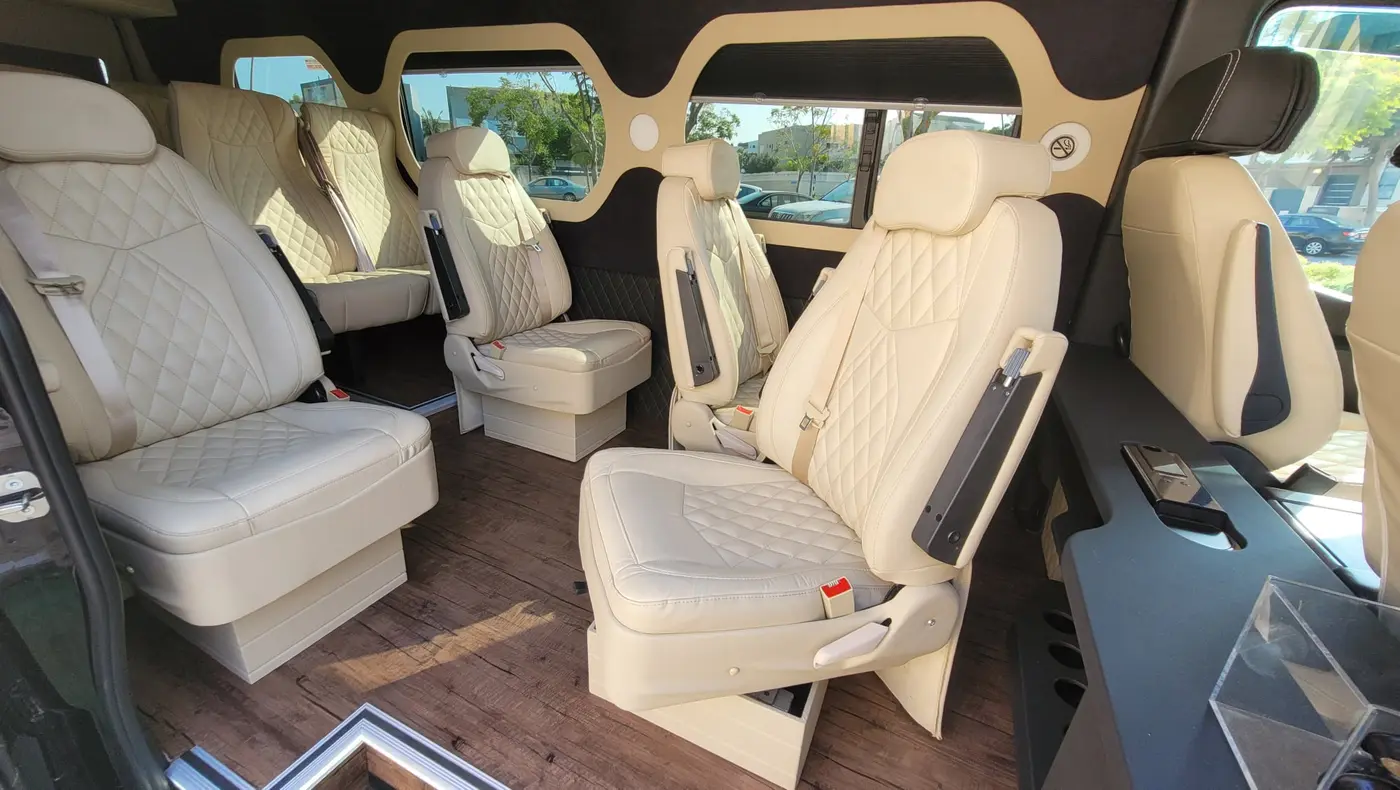 פנים מיניבוס VIP עם כיסאות חדישים ומרווחים.