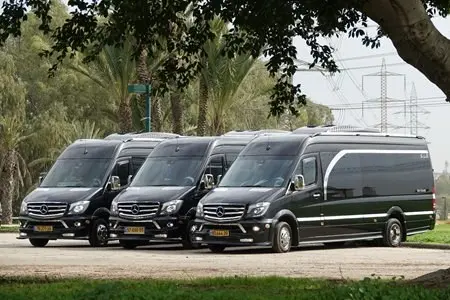 3 מיניבוסים שחורים המשמשים להסעות פרטיות לנוסעים 3 מיניבוסים שחורים המשמשים להסעות פרטיות לנוסעים