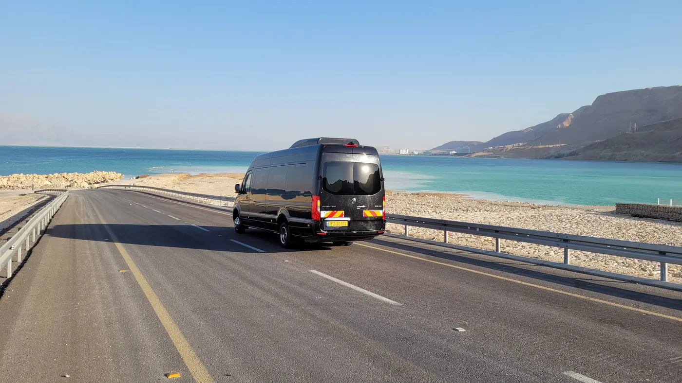 מיניבוס הסעות ברקע ים המלח