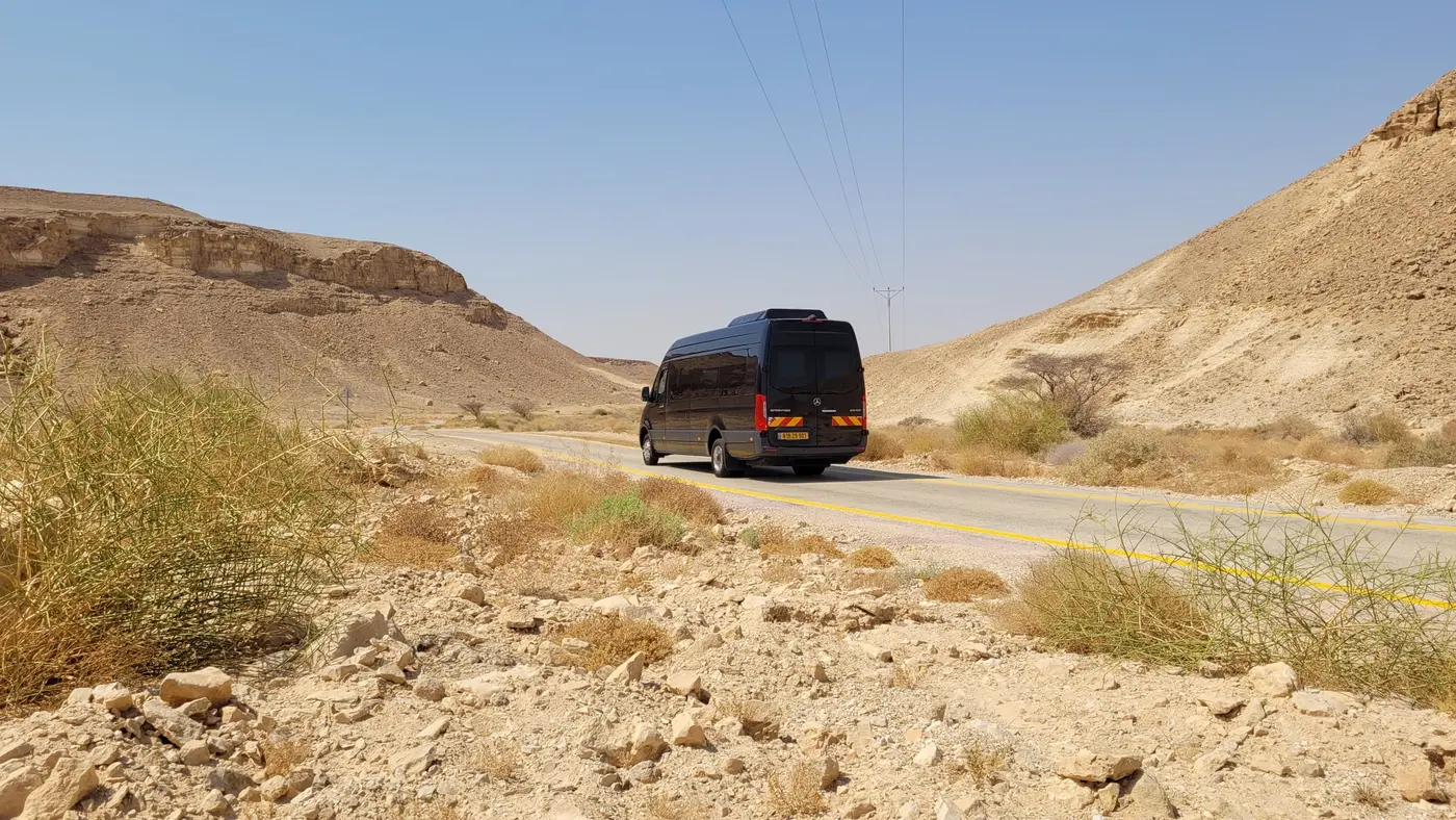 מיניבוס שחור בדרכים