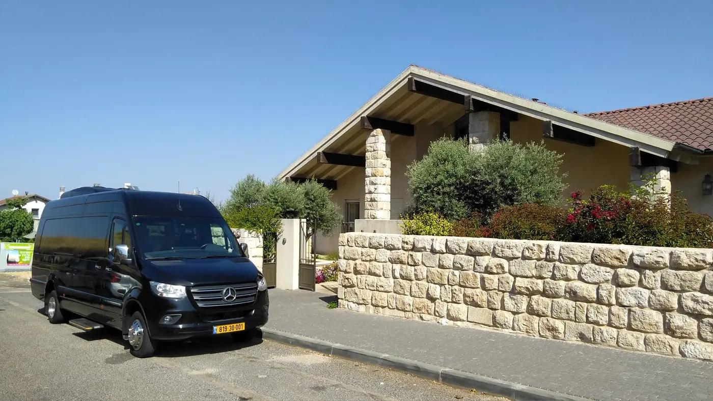 מיניבוס המשמש להסעות תיירים לטיולים בארץ