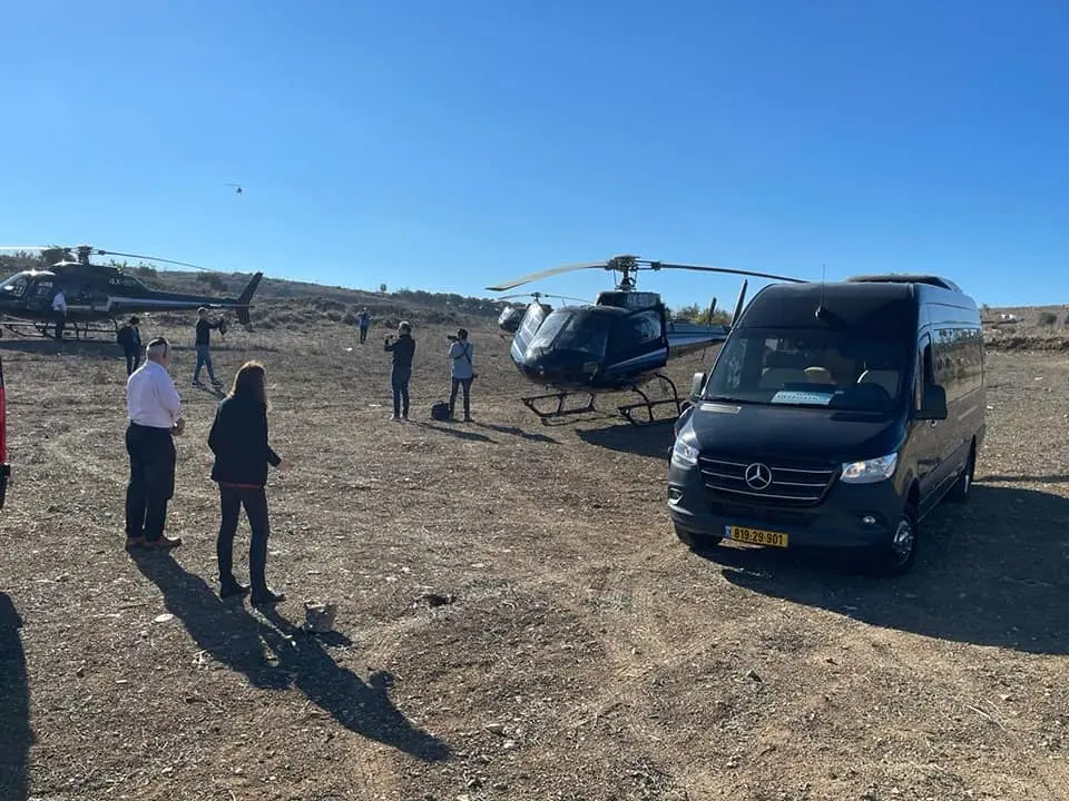 הסעה עבור קבוצת תיירים עד לנקודת סיור מסוקים